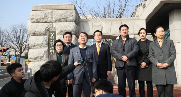 안철수 창당준비위원장이 경기도 과천 중앙선거관리위원회 앞에서 입장을 밝히고 있다. 사진=연합뉴스 제공