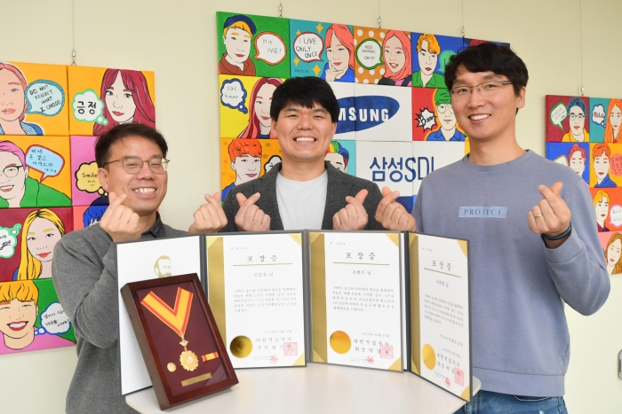 삼성SDI 조현수 프로(가운데)와 동료들이 헌혈유공장과 함께 포즈를 취하고 있다. 조현수 프로 왼쪽으로 삼성SDI 안승호와 이부휘 프로. 사진=삼성SDI 제공