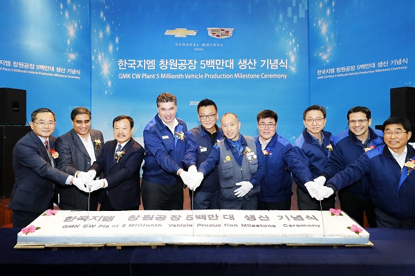 1991년부터 30년 이상 경차를 생산해 온 한국지엠 창원공장이 지난 1월 부로 완성차 누적 생산 5백만대를 돌파했다. 사진은 카허 카젬 한국지엠 사장(가운데), 문승 한국지엠 협신회 회장 및 부품 협력사 대표(카젬 사장 왼쪽), 김성갑 노조위원장(카젬 사장 오른쪽 두번째) 이동우 생산부문 부사장(오른쪽) 등이 참여해 기념떡 컷팅을 했다. 사진=한국지엠 제공