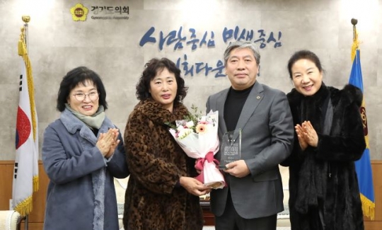 방송통신고교 만학도 감사패 수상 모습(오른쪽 2번째 송한준 경기도의회 의장)