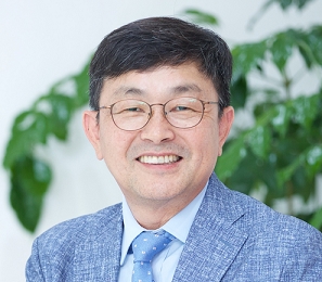 과학상에 선정된 홍성유 박사는 세계 최고 수준의 대기수치모델링 전문가로 2014년부터 제2대 한국형수치예보모델개발사업단(KIAPS) 단장을 역임하며 한국 기상환경에 최적화된 수치예보모델의 독자적 개발을 주도해 우리나라가 세계 5위권 기상예측 선도국가로 올라서는데 크게 기여했다. 사진=포스코 제공