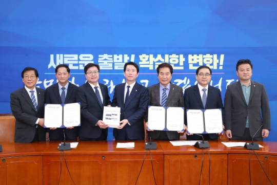 19일 이재준 고양시장(왼쪽 두 번째)이 국회를 방문해 ‘지방자치법 전부개정안’의 조속한 국회통과를 촉구하고 있다.