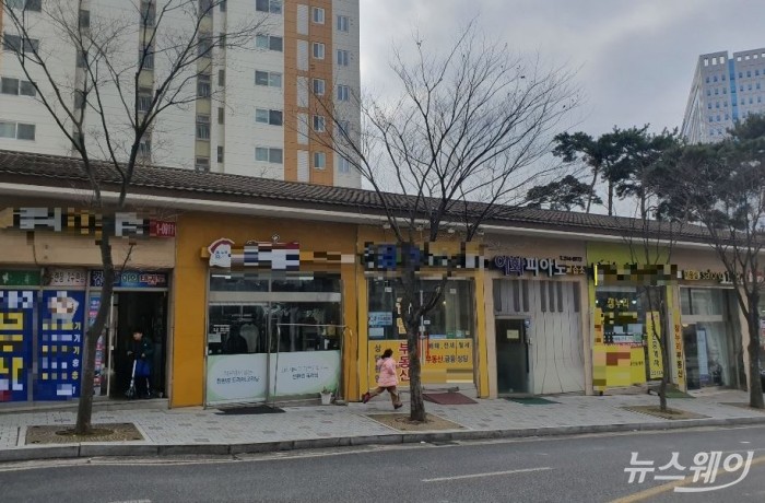 19일 수원시 영통구 한 단지 옆 공인중개사 전경. 사진=이수정 기자