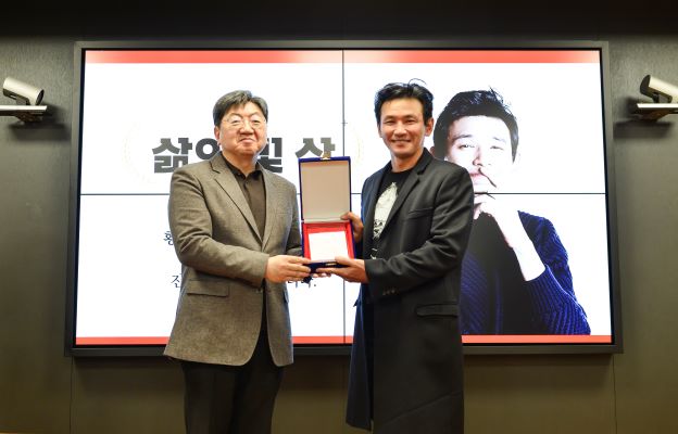(왼쪽) 이남식 서울예대 총장, (오른쪽)영화배우 황정민