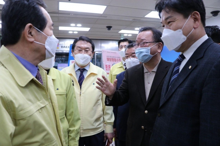 정세균 국무총리와 대화하는 김부겸 더불어민주당 의원. 사진=김부겸 의원실 제공