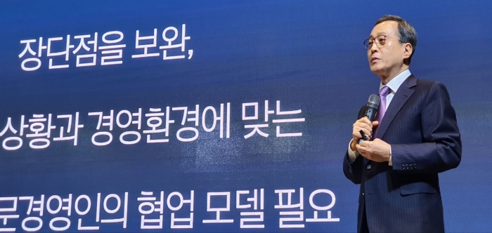 김신배 한진칼 전문경영인 후보가 20일 서울 여의도 글래드호텔에서 열린 기자회견에서 이야기하고 있다. 사진=이수길 기자