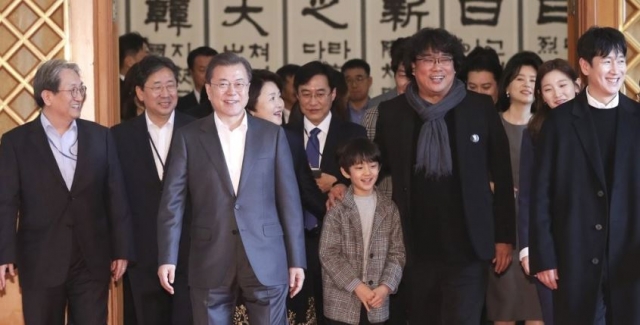 봉준호 감독 등 영화 기생충 제작·출연진과 오찬 간담회가진 문 대통령 내외. 사진=연합뉴스