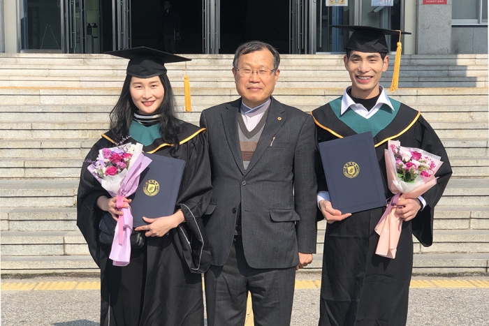 원광대 박맹수 총장, 학교 방문한 졸업생들과 기념촬영 기사의 사진