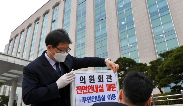 출입문을 폐쇄하는 국회의원회관. 사진=연합뉴스 제공