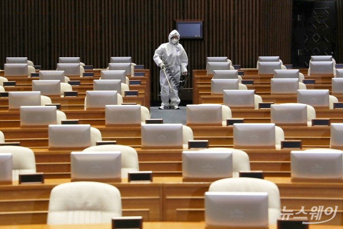방역중인 국회 본회의장. 사진=국회 사무처 제공