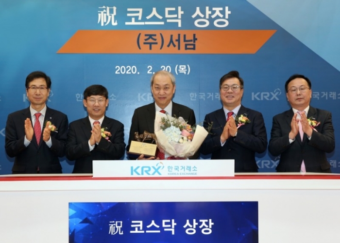 지난 2월 20일 한국거래소 서울사옥 신관로비에서 진행된 서남의 코스닥시장 신규 상장 기념식.왼쪽부터 김현철 한국IR협의회 부회장,정운수 한국거래소 코스닥시장본부장,문승현 서남 대표이사,정일문 한국투자증권 대표이사,송윤진 코스닥협회 부회장/사진=한국거래소