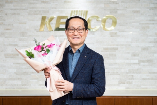 26일 조성완 전기안전공사 사장이 공사 SNS를 통해 인증사진을 올리며 ‘꽃선물 릴레이’ 캠페인 참여를 알렸다.