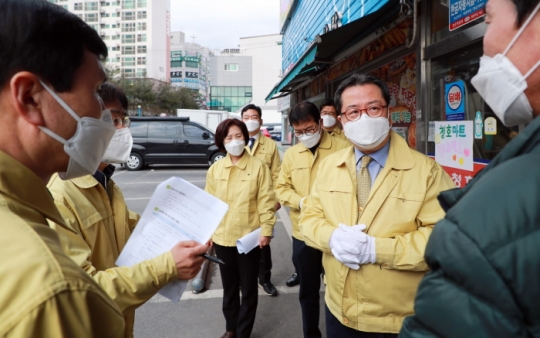 조광한 남양주시장이 26일 코로나19 확진 판정을 받은 70대 부부의 이동 경로를 점검하고 있다.