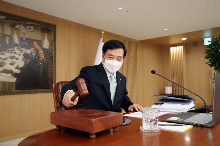 이주열 한국은행 총재가 27일 서울 중구 한국은행에서 열린 금융통화위원회에서 의사봉을 두드리고 있다. 사진=한국은행 제공