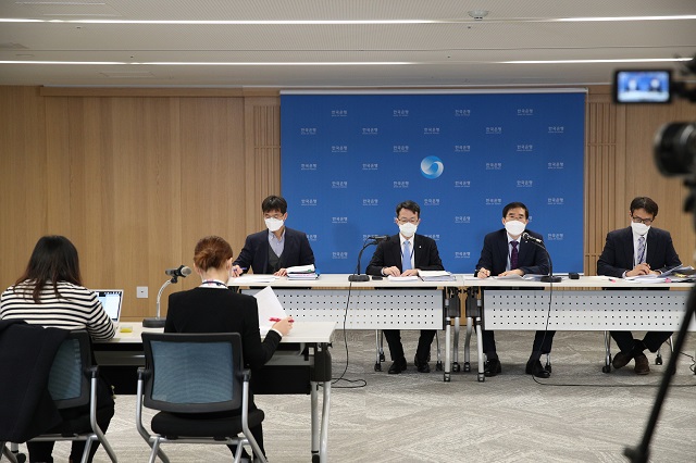27일 서울 중구 한국은행에서 열린 경제전망 설명회. 사진 왼쪽부터 최창호 물가동향팀장, 이환석 조사국장, 정규일 부총재보, 이지호 조사총괄팀장. 사진=한국은행 제공