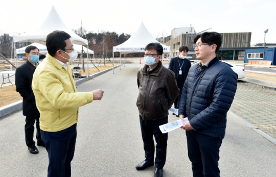 박남춘 인천시장이 27일 선학경기장에서 운영 예정인 코로나19 대응 D-T 선별검사센터를 방문해 준비상황을 점검하고 있다.