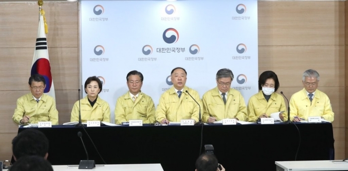 홍남기 경제부총리 겸 기획재정부 장관이 경기보강 대책을 발표하고 있다.