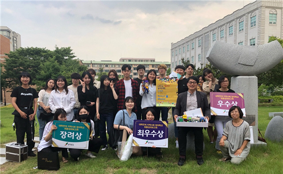 전주기전대학이 2019 대학연계 지역사회 창의학교 최종 성과보고회를 갖고 기념촬영하고 있다.