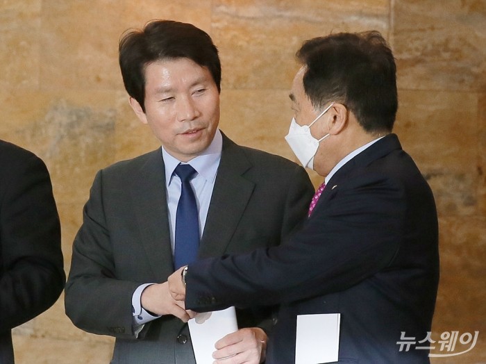 이인영 더불어민주당 원내대표와 심재철 미래통합당 원내대표. 사진=이수길 기자 leo2004@newsway.co.kr