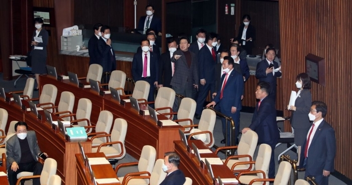 국회 본회의장에서 퇴장하는 미래통합당 의원들. 사진=연합뉴스 제공