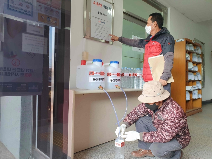 “살균소독제 무료로 받아가세요” 기사의 사진