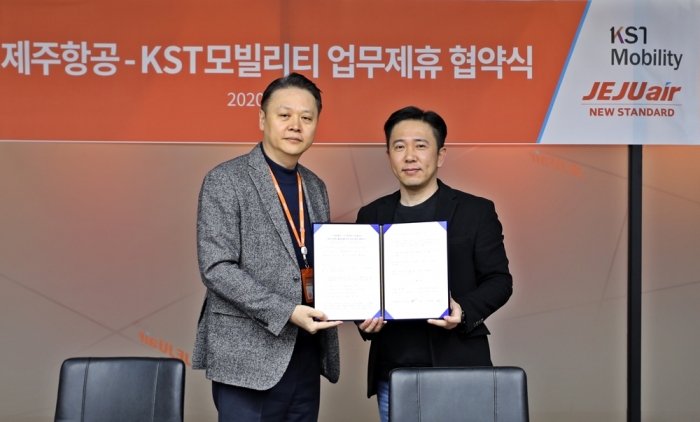 유명섭 제주항공 커머셜본부장(왼쪽)과 이행열 KST모빌리티 대표이사가 5일 오전 서울 강서구 제주항공 회의실에서 제주항공과 KST모빌리티 업무제휴 협약식을 기념촬영을 하고 있다. 사진=제주항공 제공
