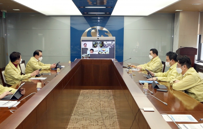 신한금융그룹은 6일 조용병 회장과 주요 그룹사 CEO 및 경영진들이 참석한 가운데 코로나 19 극복을 위한 긴급 지원 상황 점검회의를 개최했다. 이날 회의는 국가의 코로나 대응 지침에 맞춰 각 사에 마련된 화상 회의실에서 진행됐다. 신한금융그룹 조용병 회장(사진 오른쪽 줄 첫 번째) 및 신한지주 임원들이 중구 세종대로에 위치한 신한금융지주 본사 이사회 회의실에서 화상 회의를 하고 있다. 사진=신한금융 제공