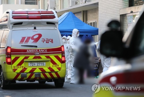 병원으로 이송되는 확진자 모습. 사진=연합뉴스 제공