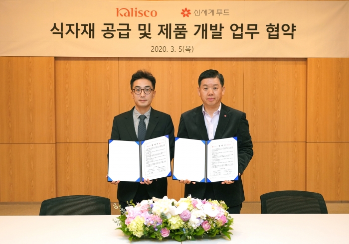서울 성동구 성수동 신세계푸드 본사에서 캘리스코 차기팔 C&D 본부장(왼쪽), 신세계푸드 김태권 식재유통총괄 수석(오른쪽) 등 양사 임직원들이 참석한 가운데 ‘식자재 공급 및 제품 개발 업무 협약식’이 진행됐다. 사진=캘리스코