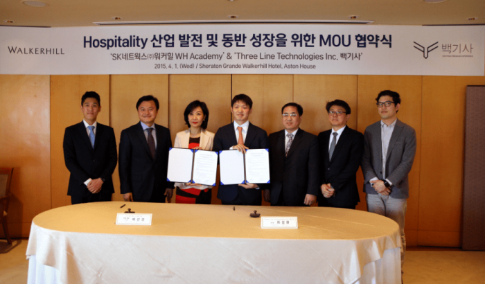 2015년 4월 1일 최성환 SK네트웍스 상무가 설립한 스타트업 ‘쓰리라인테크놀로지스’와 SK 계열 호텔 쉐라톤그랜드워커힐호텔(현재 그랜드워커힐서울)이 양해각서(MOU)를 맺는 모습. 사진 왼쪽에서 네 번째가 당시 최성환 쓰리라인테크놀로지스 대표.