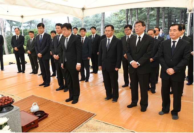 지난해 권오갑 현대중공업그룹 회장을 비롯한 현대중공업그룹 경영진들이 선영을 찾아 참배했다. 사진=현대중공업 제공