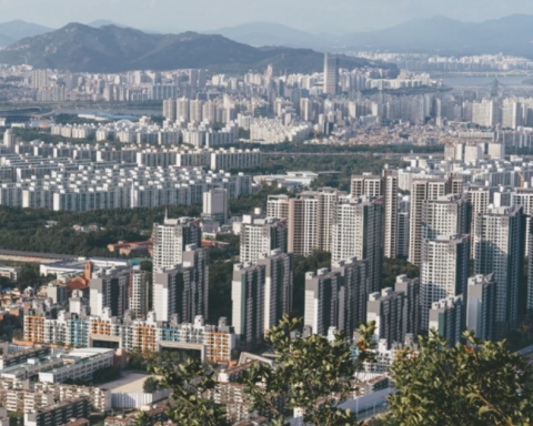 서울 집값 열달 만에 내렸다···코로나·대출 중단·보유세 여파