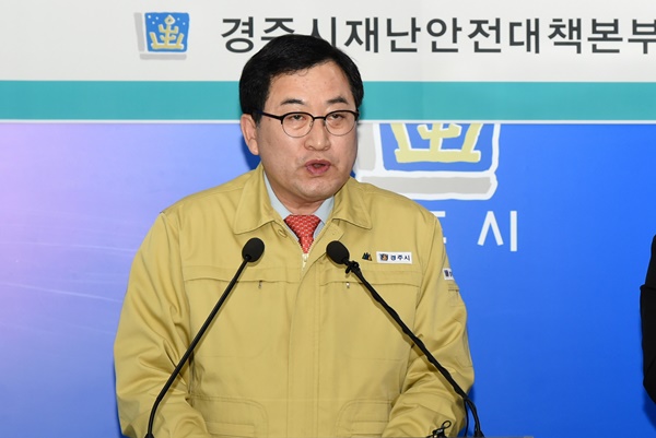 주낙영 경주시장이 18일 코로나19 확진자 추가발생과 관련해 영상브리핑을 하고 있다(사진제공=경주시)
