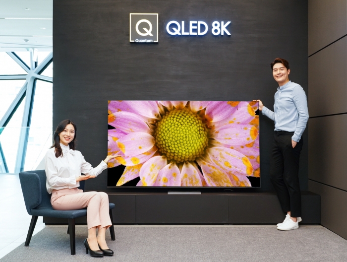 삼성전자 모델이 삼성 프리미엄 스토어 갤러리아 광교점에서 2020년형 QLED 8K TV 85형 QT950S 신제품을 소개하고 있다. 사진=삼성전자 제공