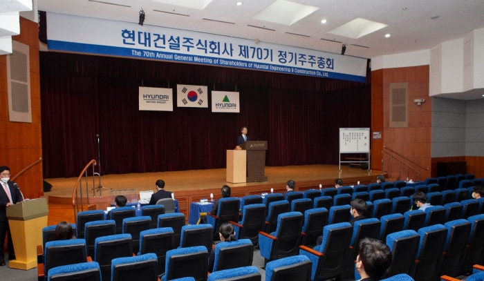 박동욱 현대건설 사장 겸 대표이사가 19일 오전 9시 제70기 현대건설 주주총회 의장으로 참석해 인사말을 하고 있다. 사진=현대건설 제공