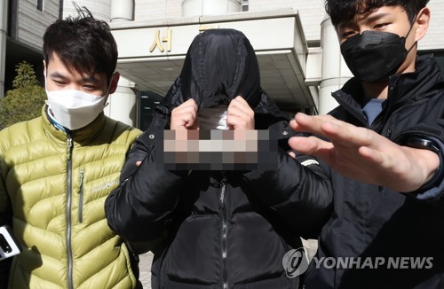 미성년자 등을 협박해 성 착취물을 찍게 하고 이를 모바일 메신저 텔레그램에서 유포한 혐의로 구속영장이 신청된 20대 남성 A씨가 19일 오후 서울 서초동 서울중앙지법에서 영장실질심사를 받은 뒤 법정에서 나오고 있다. 사진=연합뉴스 제공