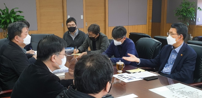금융위원회는 22일 서울 세종대로 정부서울청사에서 은성수 금융위원장(오른쪽 첫 번째)이 주재한 가운데 상황점검회의를 열고 코로나19와 관련한 정책 방안들을 점검·논의했다. 사진=금융위원회 제공