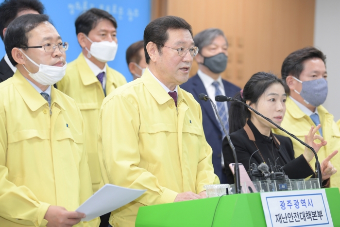 이용섭 광주광역시장이 23일 오전 시청 5층 브리핑룸에서 ‘지역경제 지키기 제3차 민생안정대책’으로 코로나19 피해가구 및 실직자 등에 대한 광주형 3대 긴급생계자금 지원 대책을 발표하고 있다./광주광역시 제공