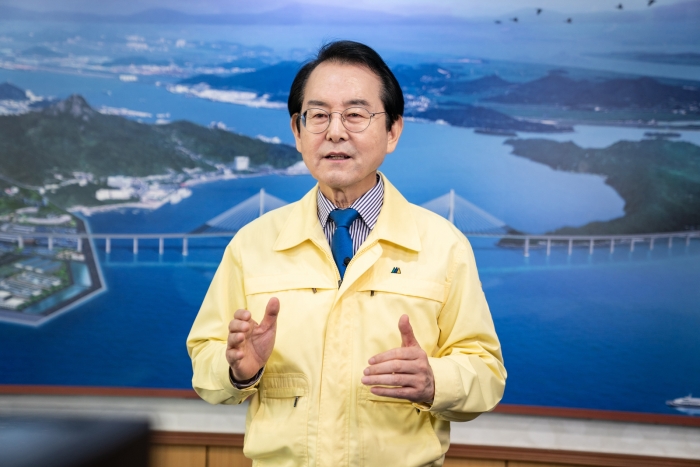김종식 목포시장이 23일 ‘코로나19로부터 목포를 지키기 위한 시민 여러분께 드리는 당부의 글’을 발표하고 있다.