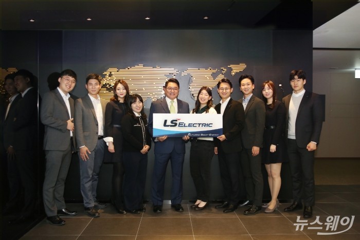 구자균 LS산전 회장(왼쪽 네번째)과 임직원들이 LS ELECTRIC 사명 변경을 축하하며 기념촬영을 하고 있는 모습. 사진=LS일렉트릭 제공