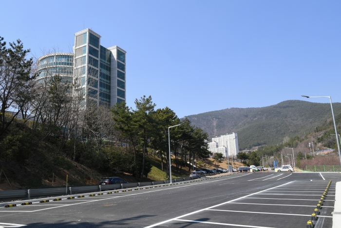 광양제철소가 확장한 광양커뮤니티센터 주차장 전경