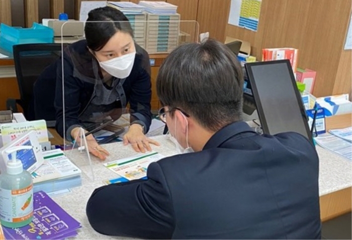 전남농협 관내 농협은행 및 농축협 창구 안심가림막 설치 모습