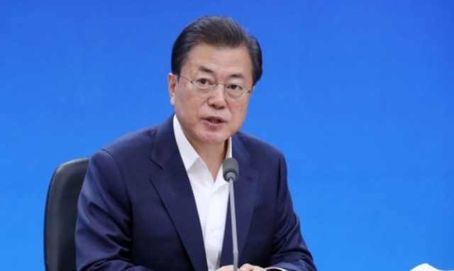 문재인 대통령이 25일 코로나19 진단시약 긴급사용 승인 기업 대표들과 간담회를 가졌다. 사진=연합뉴스