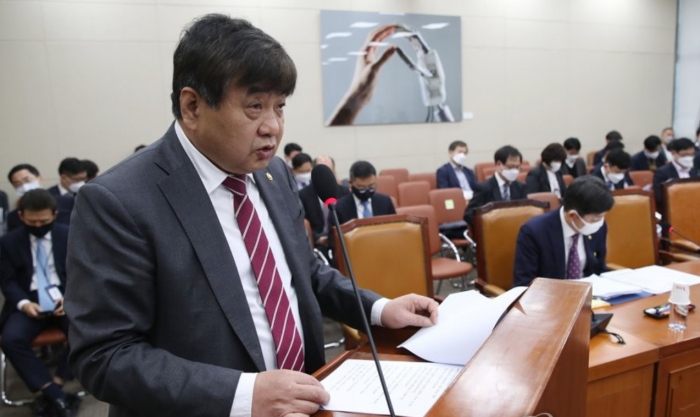 국회 과학기술정보방송통신위원회 전체회의에서 현안보고하는 한상혁 방송통신위원회 위원장. 사진=연합뉴스 제공