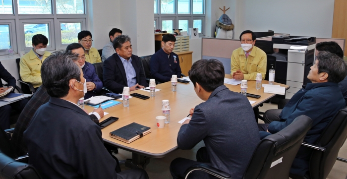 송귀근 고흥군수가 24일 고흥청정식품단지를 방문해 기업대표들의 애로사항을 청취하고 있다.
