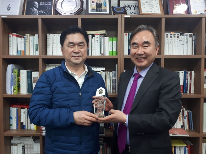 국회입법조사처 공로패를 받는 김종민 더불어민주당 의원. 사진=김종민 의원실 제공