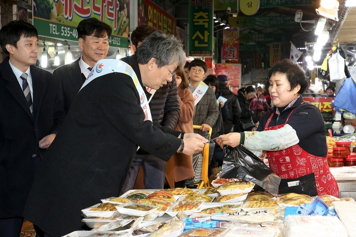 유진섭 시장 전통시장 릴레이 장보기 모습