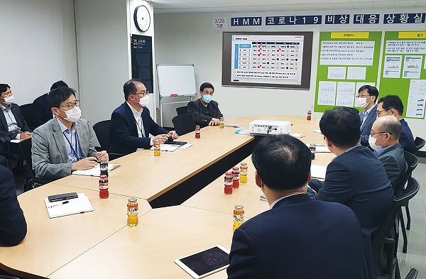 지난 26일 연지동 사옥 코로나19 대응 비상 상황실에서 배재훈 HMM 사장(가운데)이 임원들과 함께 대응방안 마련을 위한 회의를 진행하고 있다. 사진=HMM 제공