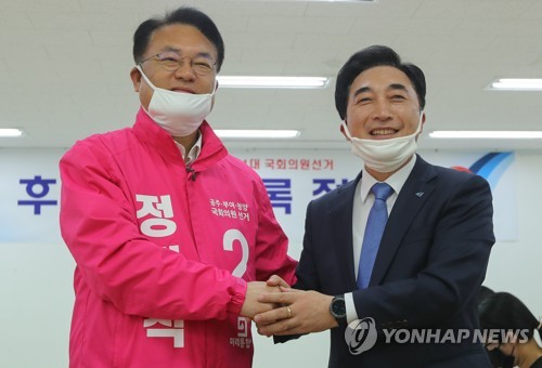 제21대 국회의원 총선거 후보 등록이 시작된 지난달 26일 오전 전남 목포시선거관리위원회에서 후보들이 후보 등록을 하고 있다. 사진 왼쪽부터 더불어민주당 김원이, 민생당 박지원, 정의당 윤소하 후보. 사진=연합뉴스 제공