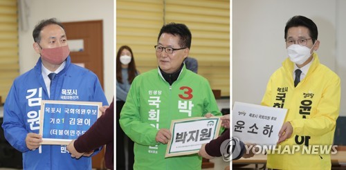 지난달 26일 오전 충남 공주시 선거관리위원회에서 더불어민주당 박수현 후보(오른쪽)와 미래통합당 정진석 후보가 21대 국회의원선거 후보등록에 앞서 악수를 나누고 있다. 사진=연합뉴스 제공